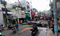 Cột điện đổ sập xuống đường, nhiều người may mắn thoát nạn