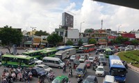 Ùn tắc hàng giờ trên đường hướng vào sân bay Tân Sơn Nhất 