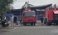 Cháy lớn kho hóa chất ở TPHCM, một người nguy kịch 