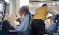 Phát hiện hành khách mang dao lên máy bay gọt trái cây 