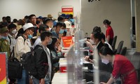 Sân bay Tân Sơn Nhất cuối tuần đông nghẹt, hành khách chen chân check-in