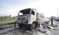 Xe tải cháy trơ khung, cao tốc TPHCM - Trung Lương ùn ứ 5 km
