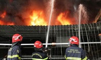 Kho phế liệu 700m2 cháy dữ dội, hơn 130 cảnh sát dập lửa xuyên trưa 