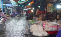 Tiểu thương khóc ròng sau cơn mưa tầm tã nhiều giờ ở TPHCM 