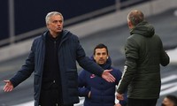 Mourinho phản ứng ngay với trọng tài về các quyết định trong trận gặp M.U