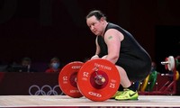 Laurel Hubbard thất bại trong cả 3 lần cử giật.