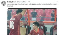 ‘Cò V.League’ sốc vì Đức Chinh và Đình Trọng ăn pizza ngay trên sân