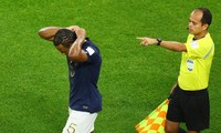 Ngôi sao tuyển Pháp cố ý đeo dây chuyền vì mê tín