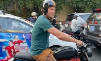 Bắt gặp tài tử &apos;Trò chơi vương quyền&apos; đi xe máy ở Việt Nam