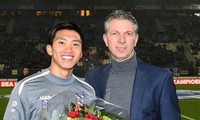 Giám đốc SC Heerenveen tặng hoa cho Văn Hậu.