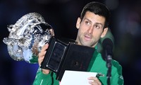 Novak Djokovic phát biểu sau khi nâng cúp vô địch Úc mở rộng 2020.