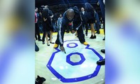 Kobe Bryant ký tên lên sàn đấu cuối cùng trong sự nghiệp.