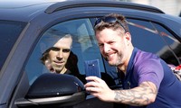 Gareth Bale vui vẻ chụp ảnh lưu niệm cùng người hâm mộ.