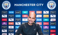 Pep Guardiola rạng rỡ ký hợp đồng mới với Man City.