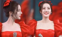 Địch Lệ Nhiệt Ba xinh như công chúa Bạch Tuyết, diện đầm đỏ rực đón xuân