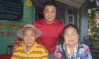Lý Hùng (áo đỏ) đưa cha - NSND Lý Huỳnh - và mẹ thăm đồng nghiệp ở Viện dưỡng lão nghệ sĩ TP HCM dịp Tết Canh Tý. Ảnh: M.N. 