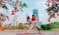 Cặp đôi Yoga Hải Phòng trình diễn điệu nghệ trên con đường hoa phượng vĩ