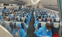 Cận cảnh việc khử trùng hành khách trên chuyến bay đặc biệt về từ Guinea Xích đạo