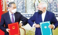 Ngoại trưởng Trung Quốc Vương Nghị (trái) và người đồng cấp Iran Mohammad Javad Zarif trong lễ ký thỏa thuận ngày 28/3. Ảnh: Reuters