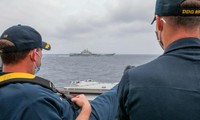 Các sỹ quan hải quân Mỹ theo dõi tàu sân bay Liêu Ninh từ tàu khu trục tên lửa dẫn đường USS Mustin hôm 4/4. Ảnh: CNN