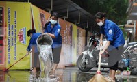  Nguyễn Thị Hiền (bên trái) dọn vệ sinh nơi ăn nghỉ của các bạn sinh viên Ðại học Kỹ thuật Y tế Hải Dương