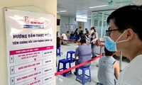 Người dân đợi tới lượt tiêm vắc-xin COVID-19 tại Bệnh viện E - Hà Nội