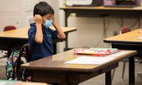 Một học sinh lớp hai ở California đeo khẩu trang trong lớp học. Ảnh: AP