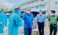 Chủ tịch UBND tỉnh An Giang Nguyễn Thanh Bình (thứ 3 từ phải sang) thăm, động viên lực lượng tuyến đầu phòng chống dịch