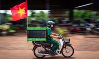 Chiến sĩ Biên phòng mang tiếng loa yêu thương tuyên truyền cho bà con trên tuyến biên giới Tây Nguyên