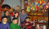 Vợ chồng ông Pie (hàng sau, bên phải) học Then Tày ở Bình Gia, Lạng Sơn