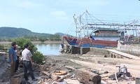 Một tàu cá đóng mới theo NĐ 67 tại huyện Hậu Lộc đang bị Chi cục Thi hành án dân sự huyện Hậu Lộc làm thủ tục thi hành án