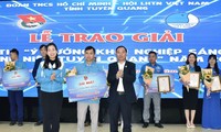 Ban tổ chức trao giải Nhất cuộc thi cho thí sinh Nguyễn Văn Thắng