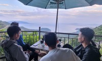 Uống cà phê trên đỉnh đèo Hải Vân, mọi người được ngắm cảnh biển, núi, tận hưởng không khí mát lạnh. Ảnh: Thanh Trần