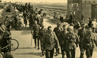Một tấm bưu thiếp chụp lại những người dân quân Đức rời Hà Lan sau thời điểm đầu sản phẩm nhập mon 5 năm 1945
