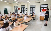 Nhiều trường thông báo học sinh mua đồng phục trên tinh thần tự nguyện. Ảnh minh họa: TTXVN