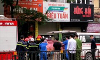 Lực lượng chức năng đưa thi thể nạn nhân đầu tiên ra khỏi hiện trường ngày 4/4 Ảnh: Thanh Hà 