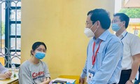 Ông Mai Văn Trinh, Cục trưởng Cục Quản lý chất lượng - Bộ GD&ĐT, động viên thí sinh tại điểm thi Trường THPT Bình Xuyên (Vĩnh Phúc) ngày 8/7 Ảnh: Anh Minh 