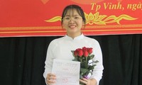 Đinh Thị Kim Ngân, học sinh Trường THPT Chuyên Phan Bội Châu, Nghệ An,thủ khoa khối C toàn quốc, trong ngày vui được kết nạp Đảng 