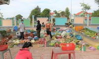  Một “ chợ trời” ở Bình Dương. Các tiểu thương phải có xét nghiệm âm tính và cấp thẻ bán hàng Ảnh: HC