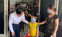 Chủ tịch UBND TPHCM Phan Văn Mãi tặng quà cho trẻ mồ côi