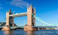 Thiết kế cầu Trần Hưng Đạo (ảnh dưới) bị cho là cóp nhặt một vài chi tiết ở cây cầu tháp nổi tiếng của London, Anh 