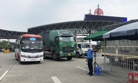 Thanh tra giao thông điều tiết phương tiện qua trạm thu phí ở Hà Nội ảnh: Trọng Đảng