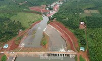 Mưa dồn dập, hồ đập trở thành 'bom nước'