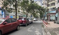 Ô tô đỗ trên đường nội bộ tại một khu chung cư ở Hà Nội vì tầng hầm quá tải