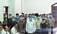 Các bị cáo nghe đại diện Viện Kiểm sát nhân dân tỉnh Đắk Nông luận tội