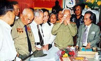 Đại tướng Võ Nguyên Giáp xúc động trong một lần nhà văn Sơn Tùng (bìa phải) và các cựu chiến binh đến thăm 