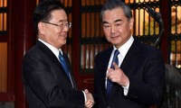 Ông Chung Eui-yong (trái) bắt tay Ngoại trưởng Trung Quốc Vương Nghị trong cuộc gặp ở Bắc Kinh năm 2018. Ông Chung là giám đốc an ninh quốc gia vào thời điểm đó ảnh: Reuters 