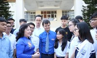 Thứ trưởng Bộ GD&ĐT Ngô Thị Minh và anh Bùi Quang Huy, Bí thư thường trực T.Ư Đoàn trò chuyện với bạn trẻ tham gia chương trình Tri thức trẻ vì giáo dục năm 2020 - Ảnh: Lâm Đăng Hải