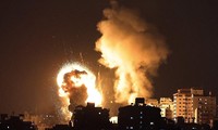 Cột lửa khổng lồ làm sáng rực bầu trời Dải Gaza sau một cuộc không kích của Israel đêm 10/5. Ảnh: AP 