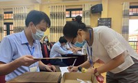 Cán bộ coi thi bốc thăm số phòng thi tại kỳ thi tốt nghiệp THPT 2021 tại Vĩnh Phúc
